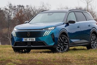 Je fešný, prostorný a jezdí za pár. Peugeot 5008 pro sedm teď koupíte s desetitisícovými slevami - Garáž.cz